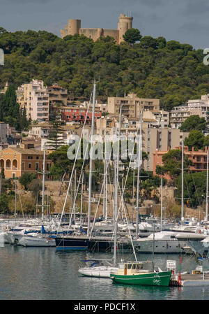 Palma, Majorque, Espagne. 18 Oct, 2004. Donnant sur la ville et la baie de Parme, la forteresse médiévale du 14e siècle perché le château de Bellver est maintenant le musée historique de la ville de Parme, capitale de l'île espagnole de Majorque (Mallorca) et les Îles Baléares en Méditerranée occidentale, une populaire destination touristique et de voyage. Credit : Arnold Drapkin/ZUMA/Alamy Fil Live News Banque D'Images