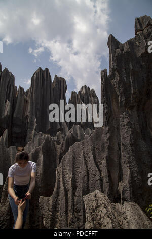 Kunming, Kunming, Chine. 9 Août, 2018. Kunming, Chine-La forêt de pierre de Shilin, également connu sous le nom, est une fantastique série de groupes de calcaire et le représentant de la Chine du sud paysage karstique situé dans la région de Kunming, au sud la province chinoise du Yunnan. Crédit : SIPA Asie/ZUMA/Alamy Fil Live News Banque D'Images