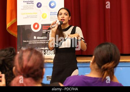 New York City, New York, USA. 8e août 2018. Gagnant primaire démocratique, le parti progressiste-Ocasio-Cortez Alexandria Darling de la politique américaine, répond aux questions de préoccupation des électeurs de la section de la Bronx Parkchester. Ocassio-Cortez ont écouté et répondu aux inquiétudes des électeurs dans le district de NY-14, le siège qu'elle elle souhaite représenter au Congrès américain. Credit : Ronald G. Lopez/ZUMA/Alamy Fil Live News Banque D'Images