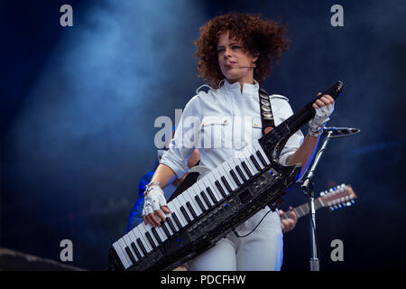 Norvège, Oslo - Août 8, 2018. Le groupe de rock indépendant canadien Arcade Fire effectue un concert live au cours de la fête de la musique 2018 Øyafestivalen norvégien à Oslo. Chanteur et musicien ici Régine Chassagne est vu sur scène. (Photo crédit : Gonzales Photo - Tord Litleskare). Gonzales : Crédit Photo/Alamy Live News Banque D'Images