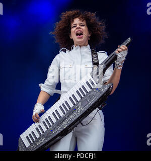 Norvège, Oslo - Août 8, 2018. Le groupe de rock indépendant canadien Arcade Fire effectue un concert live au cours de la fête de la musique 2018 Øyafestivalen norvégien à Oslo. Chanteur et musicien ici Régine Chassagne est vu sur scène. (Photo crédit : Gonzales Photo - Tord Litleskare). Gonzales : Crédit Photo/Alamy Live News Banque D'Images