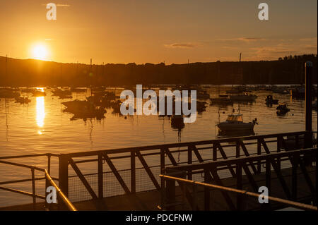 Schull, West Cork, Irlande. 9 Août, 2018. Le soleil se lève sur Schull Harbour le troisième matin de semaine veaux, une régate annuelle où jusqu'à 60 bboats à concurrencer dans différentes classes. La course d'aujourd'hui prend les marins du monde entier célèbre phare du Fastnet. La journée sera sèche et nuageux avec un maximum de 17° Celsius et pas de pluie prévue. Photo : Andy Gibson. Credit : Andy Gibson/Alamy Live News Banque D'Images