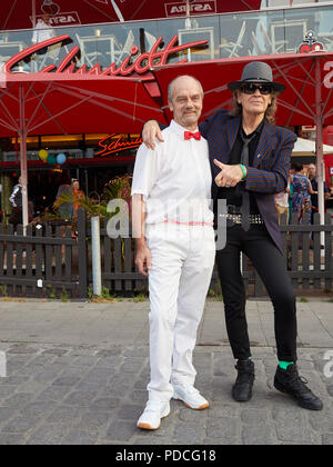 Hambourg, Allemagne. Le 08 août, 2018. 08.08.2018, Hambourg : Corny Littmann (l), directeur associé de l'Théâtre Schmidt, et Udo Lindenberg, musicien, sont sur le point de commencer leur spectacle anniversaire en face du théâtre Schmidt. Le théâtre an der Reeperbahn célèbre son 30e anniversaire. Credit : Georg Wendt/dpa/Alamy Live News Banque D'Images