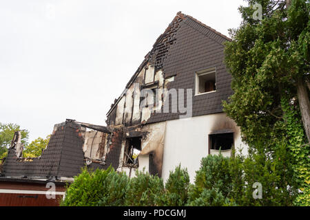 Wuppertal, Allemagne. 09Th Aug 2018. 09.08.2018, en Rhénanie du Nord-Westphalie, Wuppertal : La façade d'une maison partiellement détruite après un incendie. Deux personnes sont mortes dans l'incendie. Credit : Christophe Gateau/dpa/Alamy Live News Banque D'Images