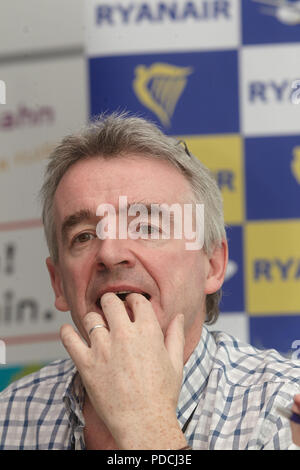 Hahn, Allemagne. Dec 11, 2012. Michael O'Leary, PDG de la compagnie aérienne à bas prix irlandaise Ryanair, répond à des questions au cours d'une conférence de presse à l'aéroport de Hahn, Allemagne, 11 décembre 2012. Ryanair veut ouvrir trois nouvelles connexions à partir de Francfort Hahn à Corfu, Riejka et pétrolier. La compagnie epexcts un total de 2,5 millions de passagers en 2013 sur 54 itinéraires différents. Crédit : Thomas Frey | utilisée dans le monde entier/dpa/Alamy Live News Banque D'Images