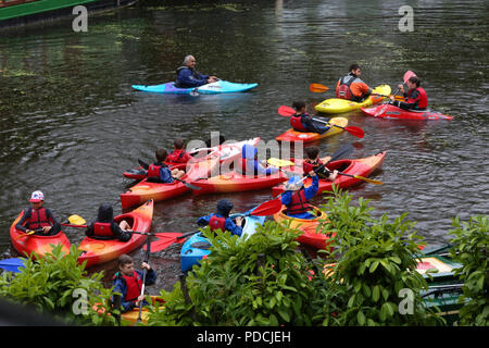 Regents Park Canal. UK 9 Aug 2018 - Personnes canoë dans Regents Park Canal comme la pluie tombe à Londres après deux mois de la canicule. Credit : Dinendra Haria/Alamy Live News Banque D'Images