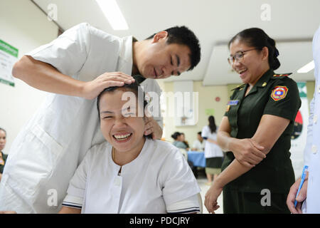 Vientiane, Laos. 6e août 2018. Un membre (1re L) de l'Armée de libération du peuple chinois (PLA) Peace Train équipe médicale examine un patient LAO Lao à l'hôpital militaire 103, à Vientiane, Laos, le 6 août 2018. Credit : Liu Ailun/Xinhua/Alamy Live News Banque D'Images