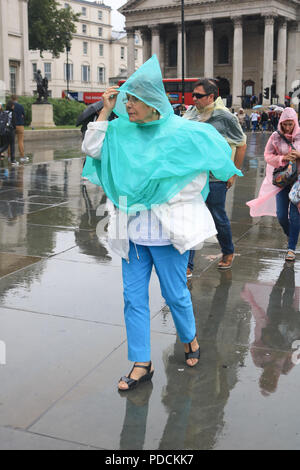 London UK. 9 août 2018. Les piétons et les touristes brave la pluie à Trafalgar Square avec ponchos et parapluies par temps humide comme les pluies arrivent à briser le sort et l'été chaud Crédit canicule : amer ghazzal/Alamy Live News Banque D'Images