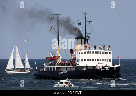 Rostock, Allemagne. 09Th Aug 2018. Le brise-glace à vapeur 'Stettin" est sur le chemin d'un premier voyage à la Hanse Sail sur la mer Baltique. Le spectacle maritime est officiellement ouvert dans l'après-midi. (Pour '28e Hanse Sail sera ouvert - Plus de marins du monde' à partir de 09.08.2018) Crédit : Bernd Wüstneck/dpa/Alamy Live News Banque D'Images