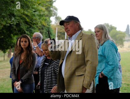 Stamford, Lincolnshire, Royaume-Uni. 9 Août, 2018. 9 août 2018. Le capitaine Mark Phillips parle des médias, grâce à l'écloserie de truite complexe durant les 2018 Land Rover Burghley Horse Trials Media Preview Day, Stamford, au Royaume-Uni. Jonathan Clarke/Alamy Live News Banque D'Images