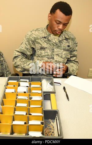 ALPENA, Michigan-- d'un membre de la 1re classe Jaylin Bailey, logement ouvrier, 127e Escadron de soutien de la Force aérienne, Selfridge Air National Guard Base, Mich., aide dans le traitement des membres de la 127e Escadre le 2 août 2018 au Centre de formation de préparation au combat Alpena ici. 127e membres FSS séjourné dans Alpena pour aider à la gestion des services d'hébergement au CRTC pour l'exercice Northern Strike 18 en cours dans le nord du Michigan pendant les deux prochaines semaines. (U.S. Air Force photo par le Sgt. David Kujawa) Banque D'Images