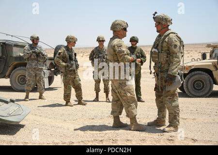 Le colonel Marc Ferraro, 28e Division d'infanterie, commandant du détachement arrière, s'entretient avec le Colonel Michael Wegscheider, commandant de la 56e Stryker Brigade Combat Team, 28e Division d'infanterie, New Jersey Army National Guard, le 5 août au Centre National d'entraînement de Fort Irwin, ca. (US Army National Guard photo de la CPS. Jake Hoffman) Banque D'Images