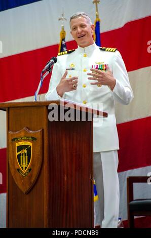 Activité de soutien naval Souda Bay est une installation de la marine américaine en Crète, en Grèce. L'image d'archives montre que le commandant entrant a pris la parole lors d'une cérémonie de changement de commandement le 3 août 2018 au cours de laquelle la direction de la base a été officiellement mutée. Banque D'Images