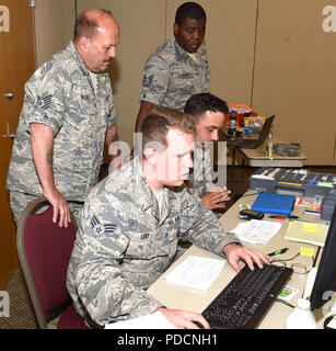 ALPENA, Michigan-- Tech. Le Sgt. Ben Mason, le s.. Emuobosan Ojaruega, Senior Airman Joshua Leidy et Angelo Raona Navigant de première classe, tous membres de l'équipe de la 127e Escadron de soutien de la Force aérienne, Selfridge Air National Guard Base, Mich., aider à la gestion des affectations d'hébergement lors de l'exercice Northern Strike à Alpena 18 Centre de formation de préparation au combat le 4 août 2018. 127FSS soldats travaillent pendant les deux prochaines semaines sur la gestion de l'hébergement de base à 1 522 militaires. (U.S. Air Force photo par le Sgt. David Kujawa) Banque D'Images