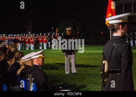 L'Adjudant-chef 2 Richard Woodall, défilé de l'adjudant, Marine Barracks Washington D.C., des marches à travers la parade de pilotage au cours d'un défilé vendredi soir à la caserne, le 3 août 2018. Les invités d'honneur pour le défilé étaient Mme Ryan Manion, président, Travis Manion Foundation, et le colonel du Corps des Marines américain Tom Manion, retraité, président émérite, Travis Manion Foundation. L'accueil a été le général Michael G. Dana, directeur, le personnel du Corps des Marines. Marine Corps officiel (photo par le Sgt. Robert Knapp/libérés) Banque D'Images