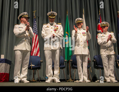 KEYPORT, Washington (Août 06, 2018) Le Capitaine Gerald Miranda, centre, de San Diego, Californie, reçoit des applaudissements après avoir reçu son prix de fin de tour au cours de la cérémonie de passation de commandement pour l'or de l'équipage du sous-marin lance-missiles USS Ohio (SSGN 726). Au cours de la cérémonie, tenue à l'Keyport musée sous-marin, Miranda se tourna le commandement au capitaine William Johnson, de Chicago, Illinois. (U.S. Photo par marine Spécialiste de la communication de masse 1re classe Amanda R. Gray/libérés) Banque D'Images