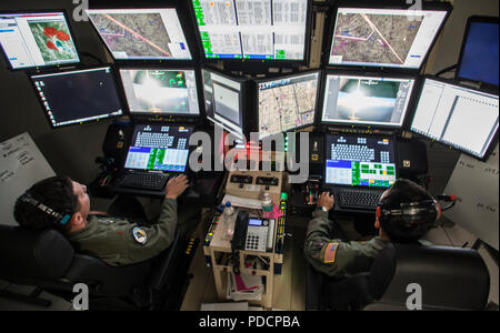 Un équipage de la 163d'aile, la Californie attaque Air National Guard, voler un MQ-9 Reaper avions téléguidés au feu complexe de Mendocino en Californie du Nord, le 4 août 2018, au cours d'une mission d'appui d'organismes d'état. L'équipage a effectué les analyses de périmètre d'incendie et contrôles sur place sur le brasier, qui englobe le Ranch et la rivière de forêt et continue de croître. (U.S. Photo de la Garde nationale aérienne Aviateur Senior Housman Crystal) Banque D'Images