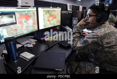 Les cadres supérieurs de l'US Air Force Michael Chacon de l'Aviateur 163d de l'Escadron de soutien des opérations, 163d'aile attaque, California Air National Guard, regarde une carte pour le complexe de Mendocino, feu le 4 août 2018, tout en travaillant dans un centre d'opérations à mars Air Reserve Base, en Californie. Chacon et d'autres membres de l'escadre travaillent avec des organismes d'état pour fournir des analyses et de périmètre d'incendie contrôles sur place à l'intérieur de la zone de gravure du complexe, qui englobe à la fois la rivière et Ranch d'incendies. (U.S. Photo de la Garde nationale aérienne Aviateur Senior Housman Crystal) Banque D'Images