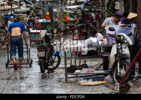Ho Chi Minh Ville, en Asie - 12 mai 2018 : marché local d'être démonté dans le centre de Saigon Banque D'Images