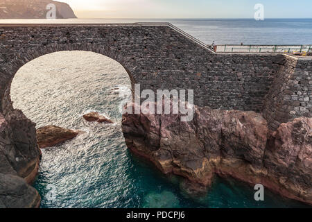 Vieux pont de pierre à Ponta do Sol, l'île de Madère, Portugal Banque D'Images