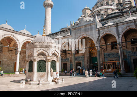 ISTANBUL, TURQUIE - AVRIL 30 : La cour de la célèbre nouvelle mosquée impressionne par sa grandeur et, en même temps, accueil ambiance le 30 avril 20 Banque D'Images