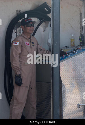 Mitsuo Yamaguchi, 18e Escadron de génie civil, de l'assistant de formation pendant les incendies d'aéronefs, des déclencheurs d'entraînement conjoint July 7th, 2018 à Kadena Air Base, au Japon. La zone d'entraînement utilisés pour l'exercice a un feu contrôlé, utilisé pour simuler la combustion du kérosène dans le cas d'un aéronef en état d'urgence.(U.S. Air Force photo par un membre de la 1re classe Greg Erwin) Banque D'Images