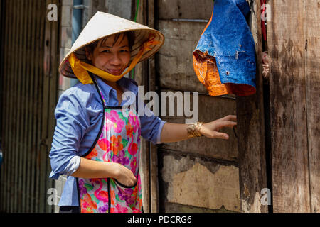 Ho Chi Minh Ville, en Asie - 12 mai 2018 : Portrait d'une femme portant un chapeau vietnamiens à Saigon Banque D'Images