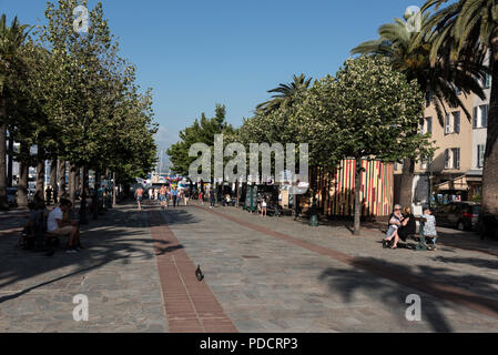 Place Maréchal Foch est l'une des principales places d'Ajaccio où les marchés hebdomadaires et d'événements ont lieu dans le vieux quartier génois d'Ajaccio, Corse, France Banque D'Images