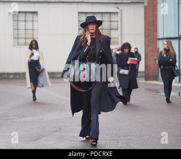 MILAN - février 22, 2018 : blogueurs de la mode et le modèle dans la rue après LES COPINS fashion show, au cours de Milan Fash Banque D'Images