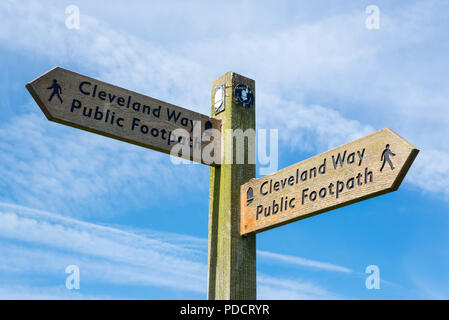 Sentier en bois signe pour le Cleveland Way à Kettleness sur la côte près de Whitby, North Yorkshire, Angleterre. Banque D'Images