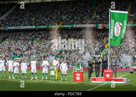 Danny McGrain du Celtic a révélé le drapeau de la Premiership lors du match écossais Ladbrokes Premiership au Celtic Park, Glasgow Banque D'Images