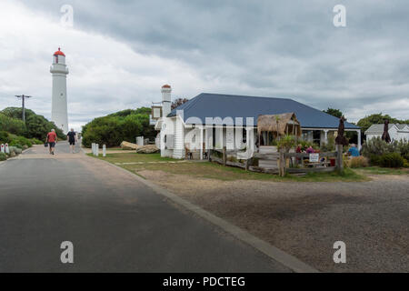 Split Point Lighthouse et salons de thé à Aireys Inlet, sur la Great Ocean Road, Victoria, Australie Banque D'Images