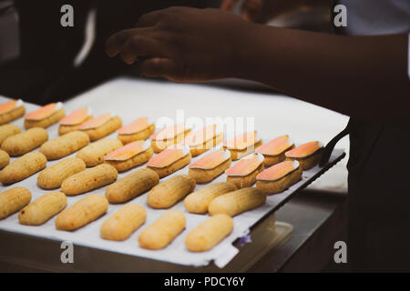 Les éclairs colorés réalisés à l'éclair de génie de laboratoire de cuisine à Paris, France Banque D'Images