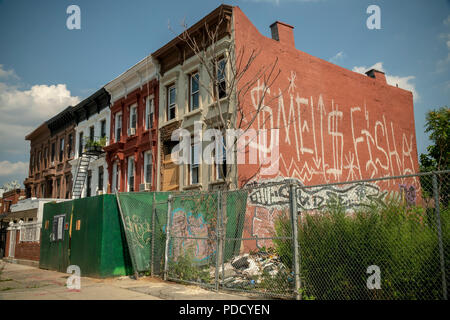 Brownstone délabré en rénovation off de Broadway dans le quartier de Bushwick Brooklyn à New York le dimanche, Août 5, 2018. Comme de plus en plus les gens branchés se déplacer dans le quartier l'appartenance ethnique de la région est en train de changer. (© Richard B. Levine) Banque D'Images