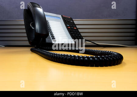 Bouton poussoir bureau téléphone de bureau avec écran d'affichage numérique l'affichage de l'heure, la date et le numéro de poste Banque D'Images