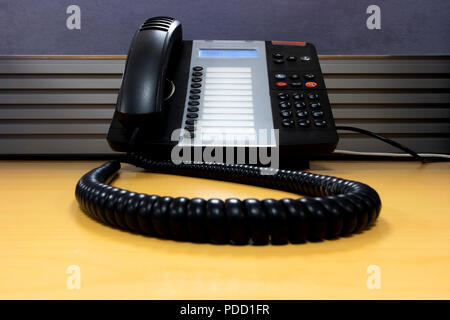 Bouton poussoir bureau téléphone de bureau avec écran d'affichage numérique l'affichage de l'heure, la date et le numéro de poste Banque D'Images