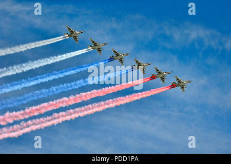 D'avions de chasse Su-27 Trail dans les couleurs de drapeau russe (Angle de vue) Banque D'Images