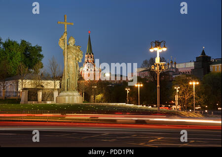 Light Trails à statue du Prince Vladimir dans crépuscule de printemps Banque D'Images