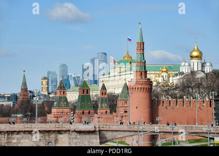 = tours du Kremlin de Moscou contre Moskva-City au printemps  = Vue depuis le pont flottant piétonne de Zaryadye parc sur l'ensemble architectural de Banque D'Images