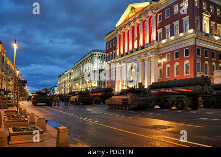 = terminaisons et S-400 à la résidence du maire de Moscou au crépuscule  = l'arrière du réservoir de destroyers russes BMPT "Terminator" et d'arme antiaérienne syst Banque D'Images