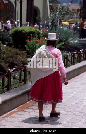 Habillé en femme Qualaceo locaux, l'Equateur pour un usage éditorial uniquement Rea ofr vue sur Equadorian dressd national woman Banque D'Images