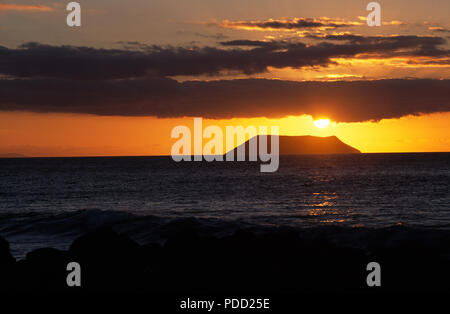 Coucher de soleil sur l'Île Maire Daphne, Îles Galápagos Banque D'Images