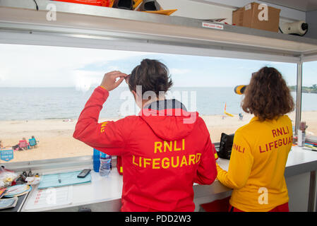 RNLI Beach Lifeguards, Silversands Beach Aberdour, Rachael Donald et Tamzin Mcqueenie (cheveux de curly) Banque D'Images