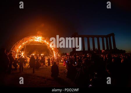 Beltane Fire Festival marque le début de l'été le lundi 30 avril avec un spectacle de feu, théâtre immersif, de tambours, de peinture, et d'élaborer Banque D'Images