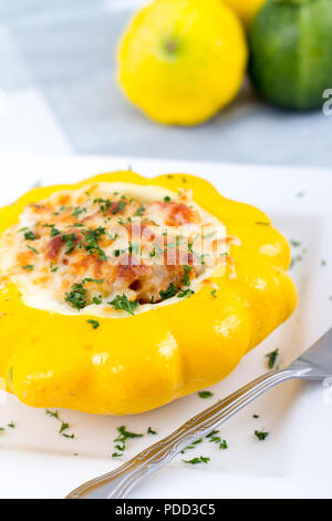 Farcies au fromage courge plat sur table pattypan Banque D'Images