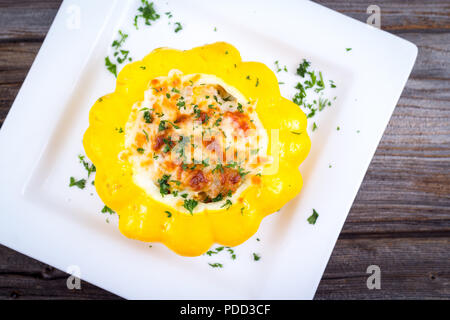 Farcies au fromage courge plat sur table pattypan Banque D'Images