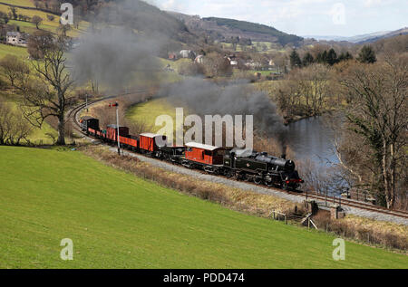 80072 chefs loin de Glyndyfrdwy avec e fret sur le chemin de fer touristique de Llangollen 20.4.13 Banque D'Images