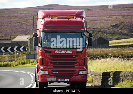 Scania R420 camion tirant une remorque conteneur sur une route dans le Nord du Yorkshire, UK Banque D'Images