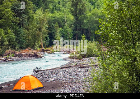 Tente sur la rivière Nisqually dans Mount Rainier National Park à Washington USA Banque D'Images