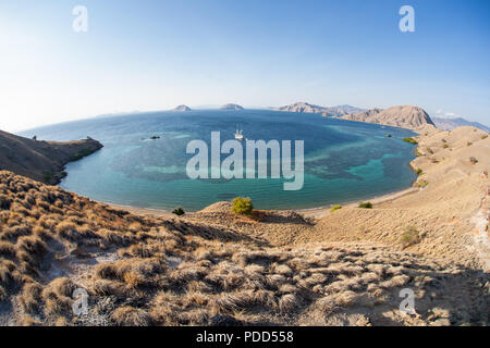 Les îles arides dans le Parc National de Komodo, en Indonésie, sont entourés par de magnifiques récifs coralliens frangeants. Cette région est connue pour ses dragons et les récifs. Banque D'Images